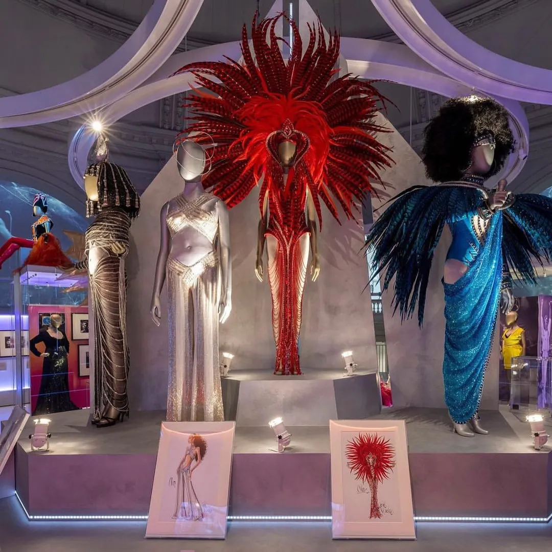 La exposición dedicada a Bob Mackie llamada DIVA en el Victoria and Albert Museum de Londres.