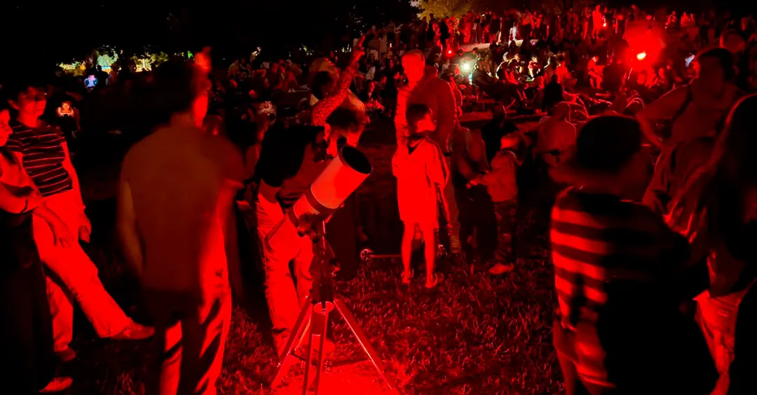 Telescopios, estrellas y curiosidad: en París una experiencia gratuita convirtió una noche de verano en una aventura astronómica.