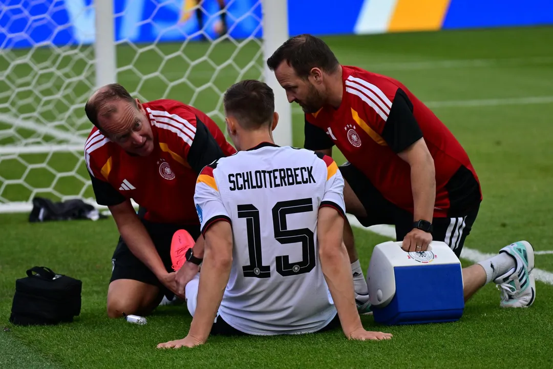 El momento de la lesión de Nico Schlotterbeck en Alemania ante Costa de Marfil. 