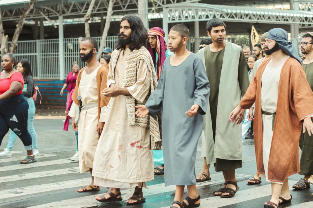 Ya de la lectura del apocalipsis surge aquella frase de Jesús que habla de vomitar a los tibios.