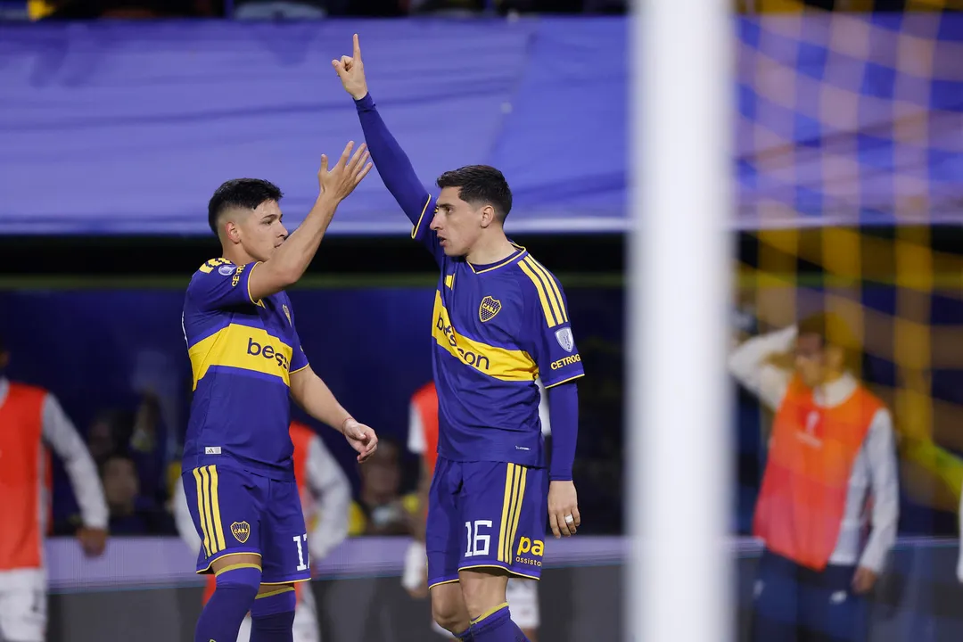 Miguel Merentiel ya convirtió el 1-0 de Boca y lo festeja con su compatriota Lozano. 