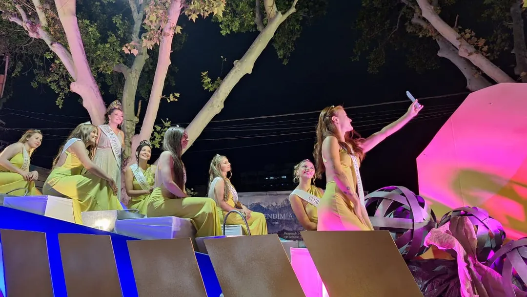En la previa del desfile, las reinas aprovecharon para sacarse fotos.