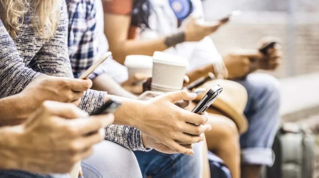 El celular incorpora funciones útiles, aunque algunas pueden convertirse en una puerta de entrada para ciberdelincuentes.