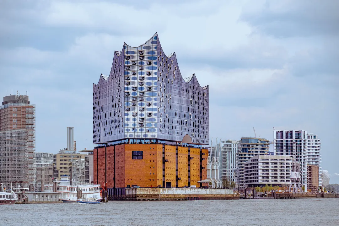 La Elbphilharmonie de Hamburgo demuestra que la mejor arquitectura, como los grandes equipos de fútbol, combina estrategia, coordinación e innovación para alcanzar resultados extraordinarios.