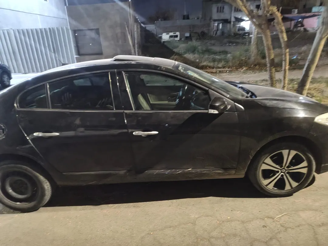 El Renault Fluent de los detenidos fue examinado por la Policía Científica. 