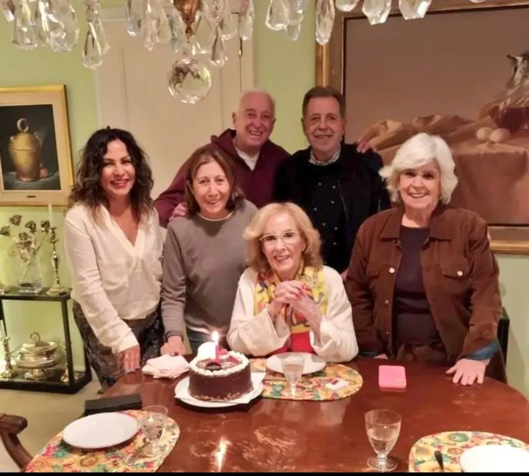 Mirtha Legrand ya se encuentra recuperada y disfrutó junto a amigos el fin de semana. 
