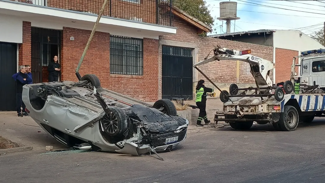 El Toyota Corolla terminó volcado tras el violento impacto.