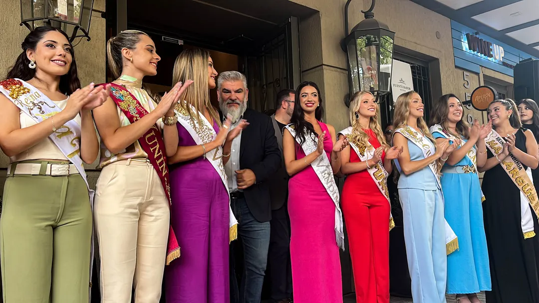 Algunas de las candidatas departamentales, la Reina y Virreina nacional de la Vendimia junto a Diego Gareca , el actual Subsecretario de Cultura de la provincia de Mendoza.