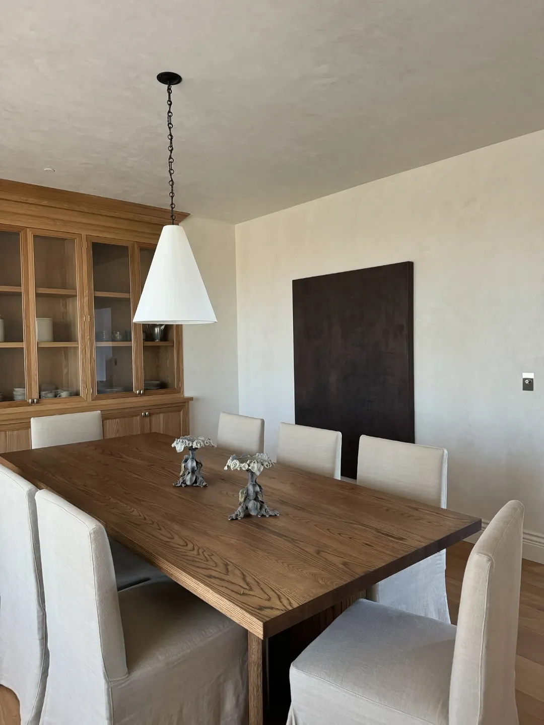 Honrar los cimientos de una casa no solo reduce el desperdicio, sino que crea un carácter imposible de replicar con materiales nuevos porque ahí está el alma. Créditos: instagram.com/mollykiddstudio/