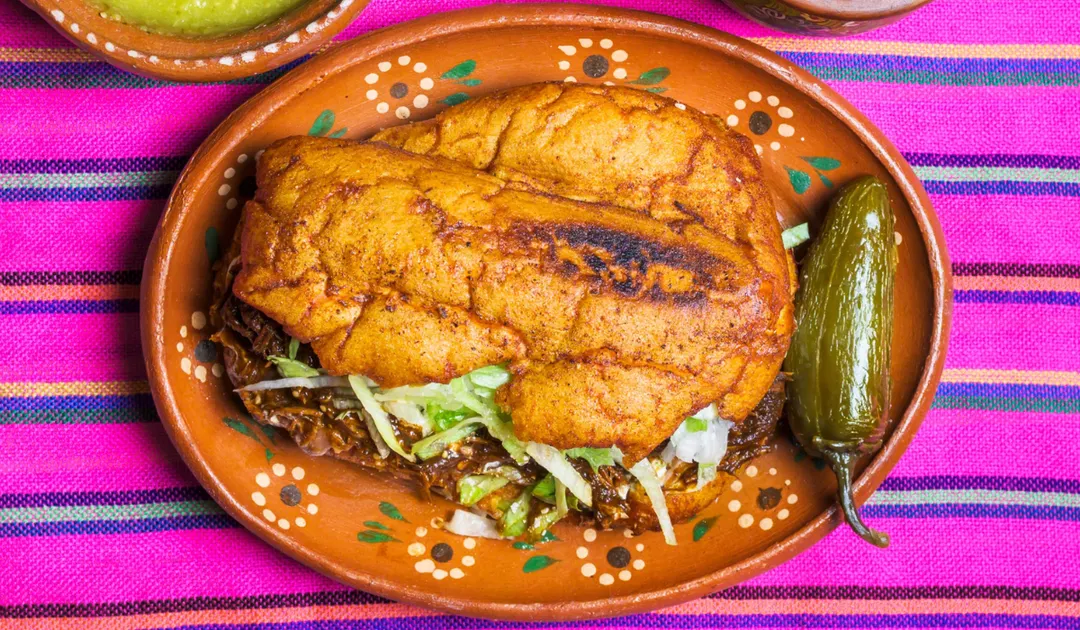 La receta original se distingue por bañar el pan en salsa de chile guajillo.