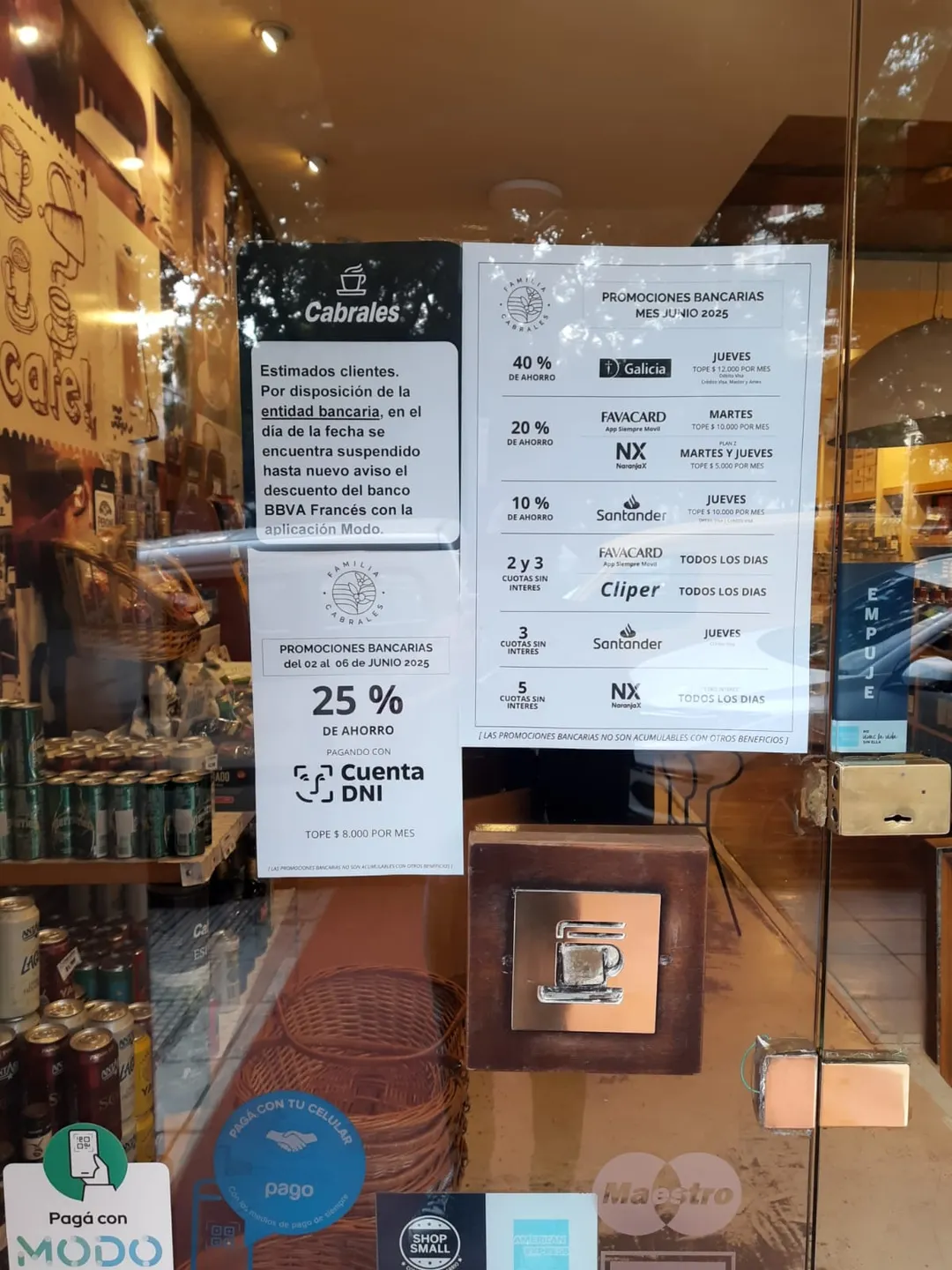 La vidriera de Café Cabrales exhibiendo el fin del beneficio de BBVA