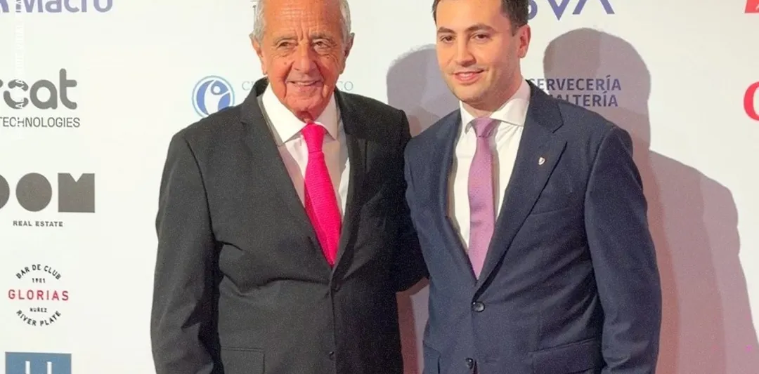 Stefano Di Carlo posa con el expresidente de River Rodolfo D'Onofrio en la cena de la Fundación River.