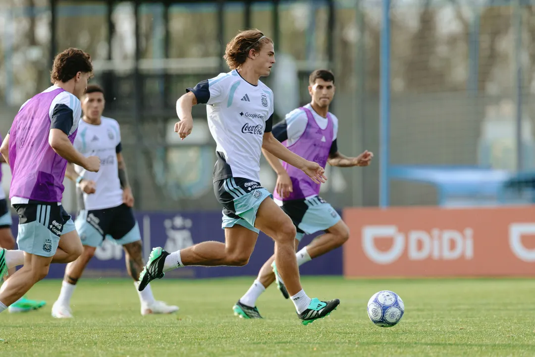 Nico Paz fue titular en los dos equipos que paró Scaloni en los ensayos de la Selección. 