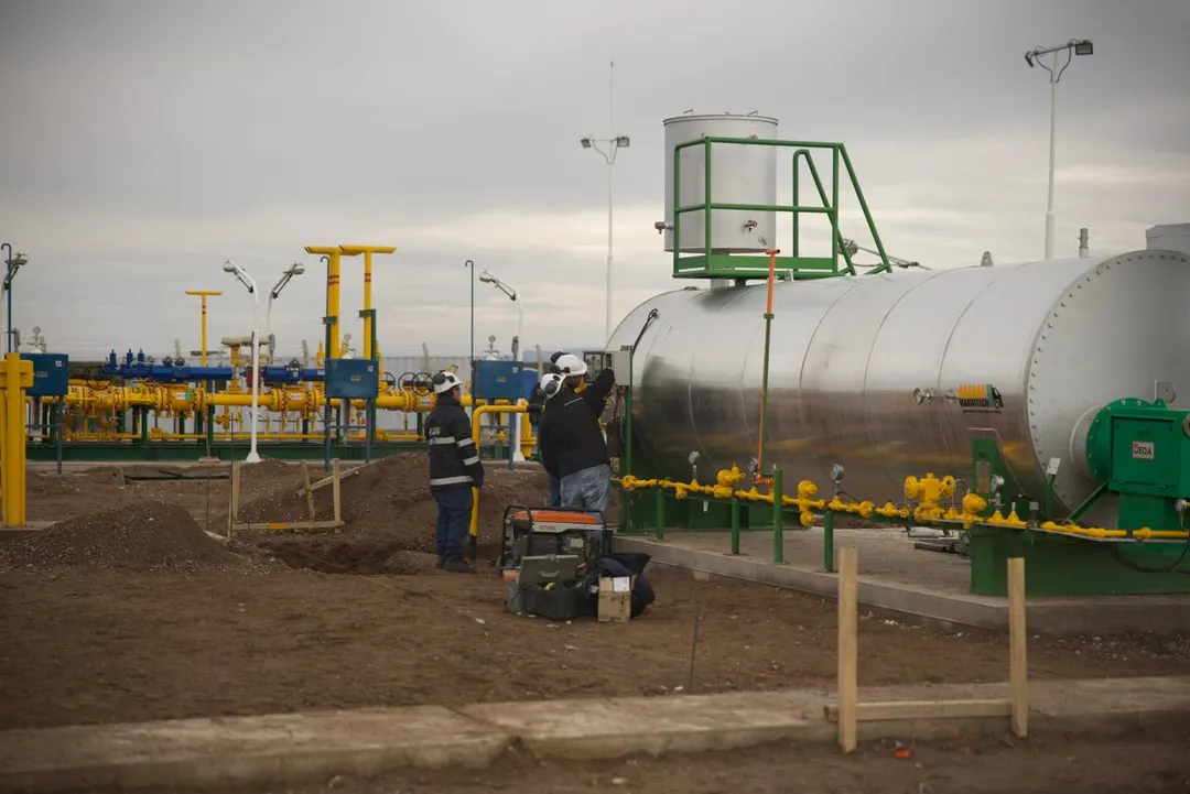 Personal de Ecogas y GasAndes ultima detalles en la planta odorizadora de gas. 