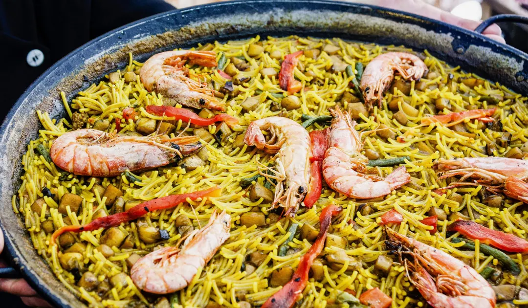 La receta de fideuá nació como una variación marinera de la paella.