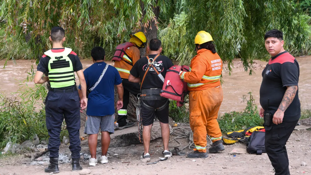 Bomberos voluntarios de Las Heras trabajando en la búsqueda de Rita.