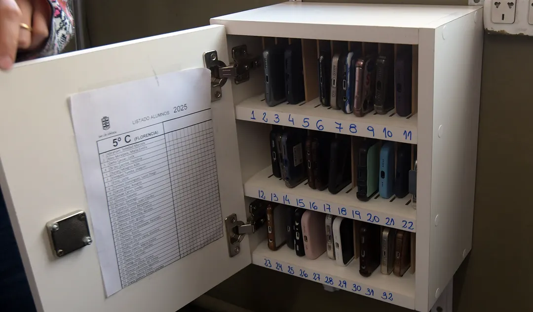 Los teléfonos quedan guardados en un caja cerca del escritorio del docente.