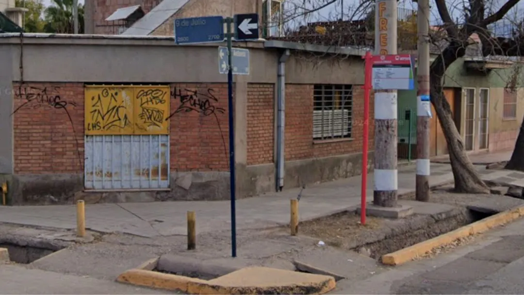 Giovanni Levi Anzorena fue asesinado de una puñalada en el cruce de las calles 9 de julio y Avellaneda, a una cuadra de la plaza departamental de Las Heras. Foto: Google Street View