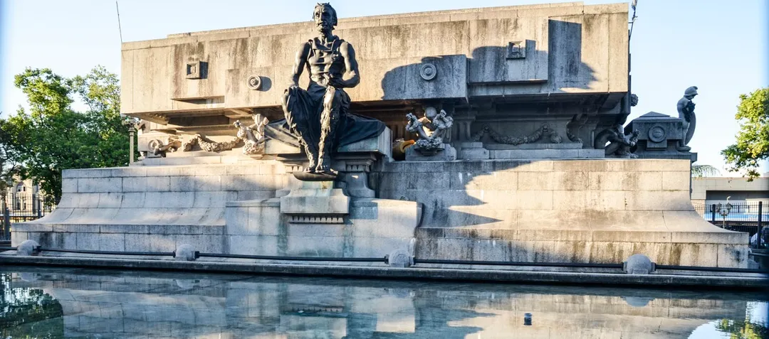 El Mausoleo de Rivadavia en Plaza Once.