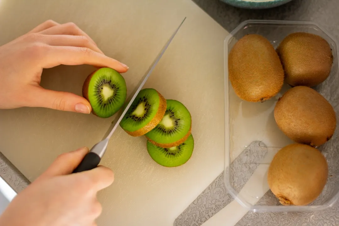 El kiwi hace un gran aporte de vitaminas. 