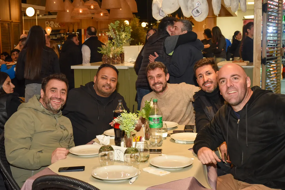 Jesús Sanmichelli, Matías Acosta, Federico Ortega, Gastón Dicesare, Matias Yunk, un grupo de amigos inseparables.