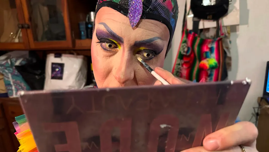 Puro impacto visual, desde los mínimos detalles en la zona de sus ojos, hasta la grandilocuencia de su vestuario.