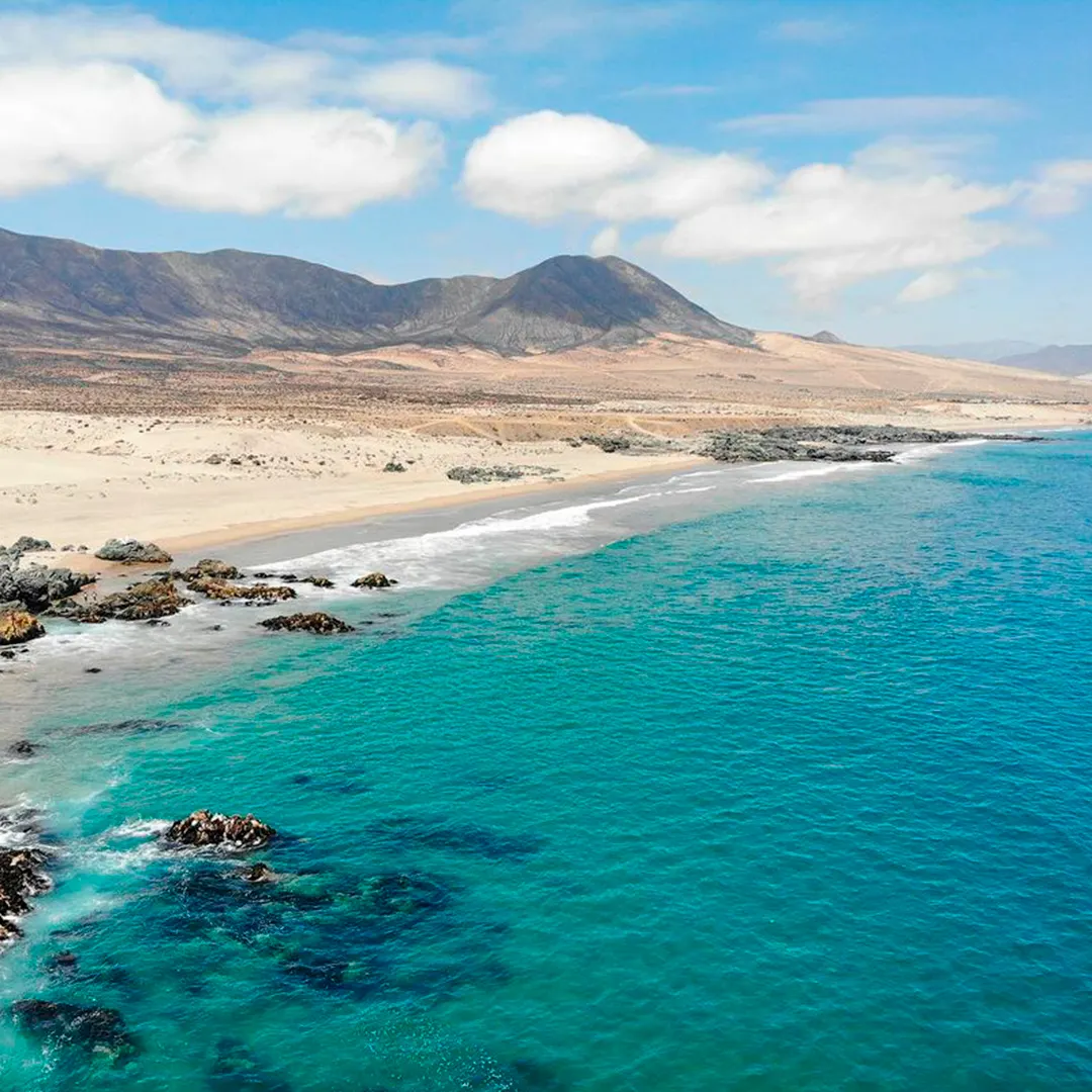 A pasos de Huasco, estas playas de Atacama son un refugio perfecto para disfrutar de la tranquilidad y la vida marina.
