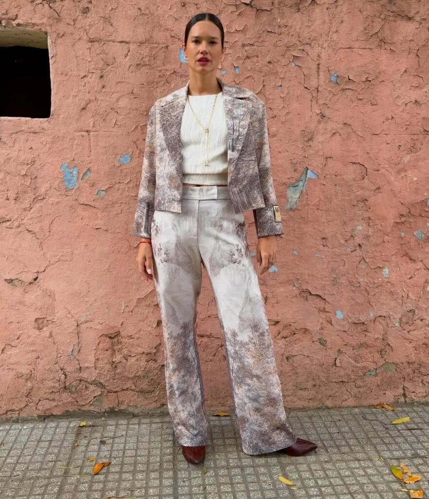 Blazer, estampas neutras y comodidad en un outfit moderno.