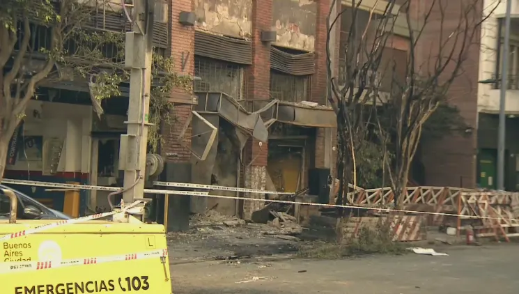 Así quedó el edificio incendiado en Caballito. 