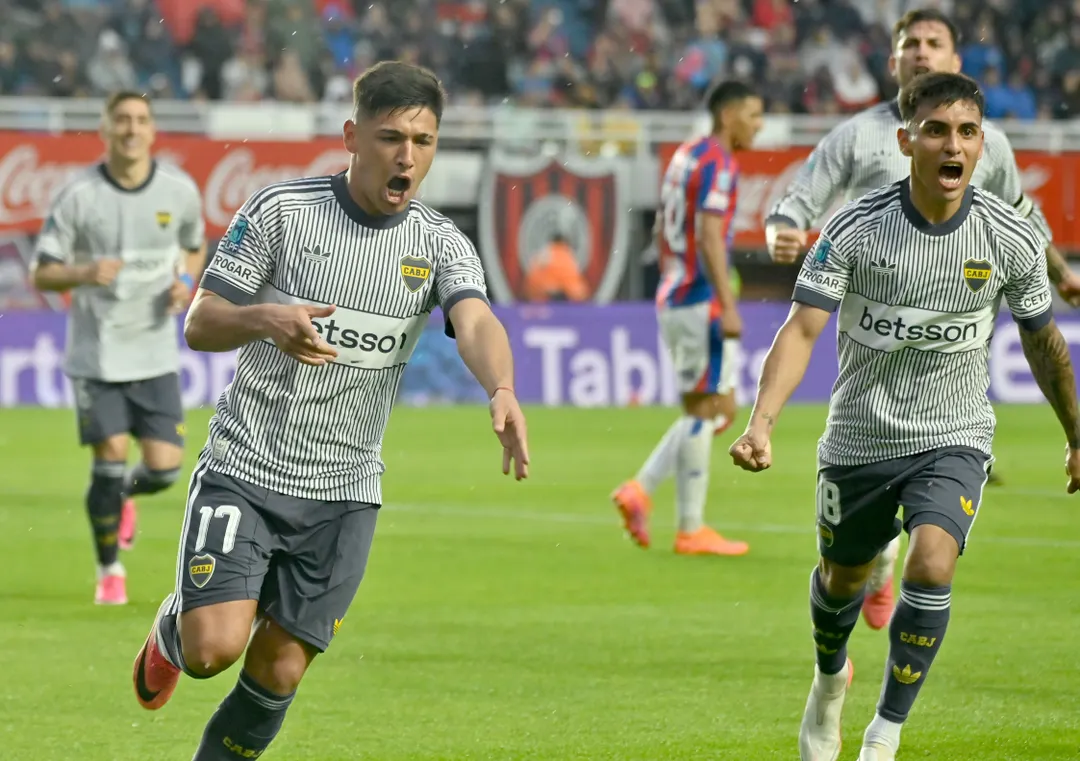 Leandro Lozano festeja su gol ante San Lorenzo. Fue el 1-0 con el que Boca encaminó un triunfo vital. 