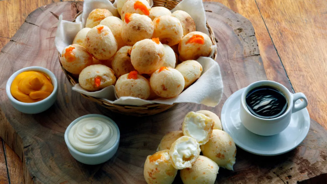 Al añadir cheddar, esta receta crea una versión más cremosa y moderna del chipá clásico.