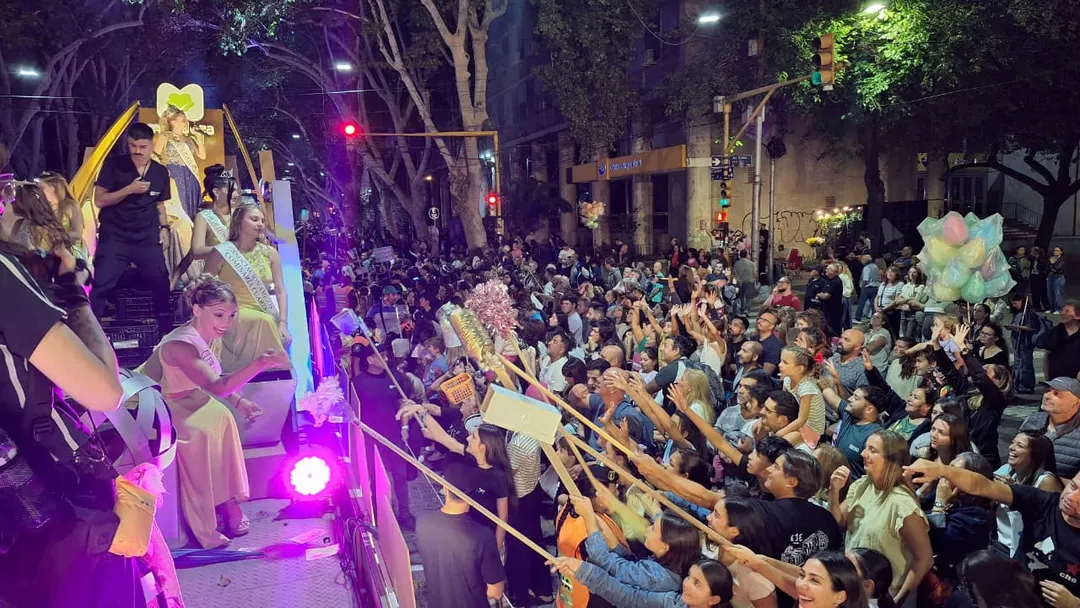 El público busca un presente de los que arrojan las reinas desde el carro.