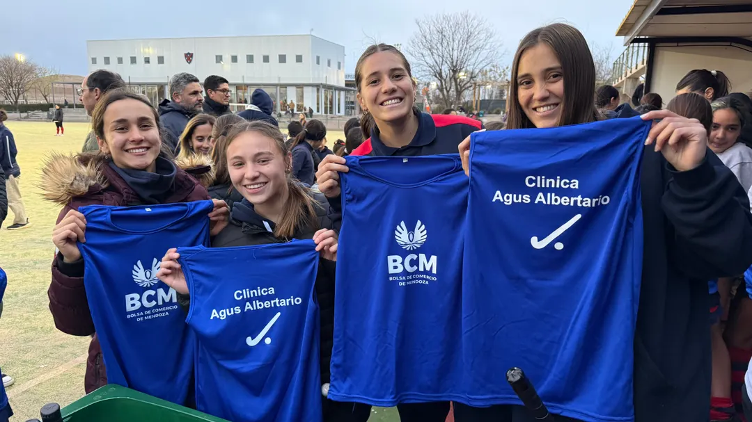 Leoncitas y grandes jugadoras. Trini Pérez Videla, Lu Peralta, Jose Ojeda y Rochi Quevedo.