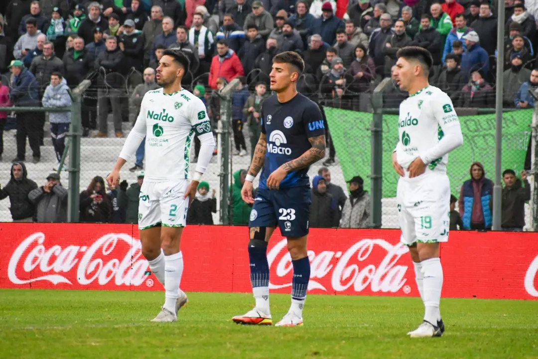 Un duelo anterior por la Liga Profesional entre leprosos y verdes. 