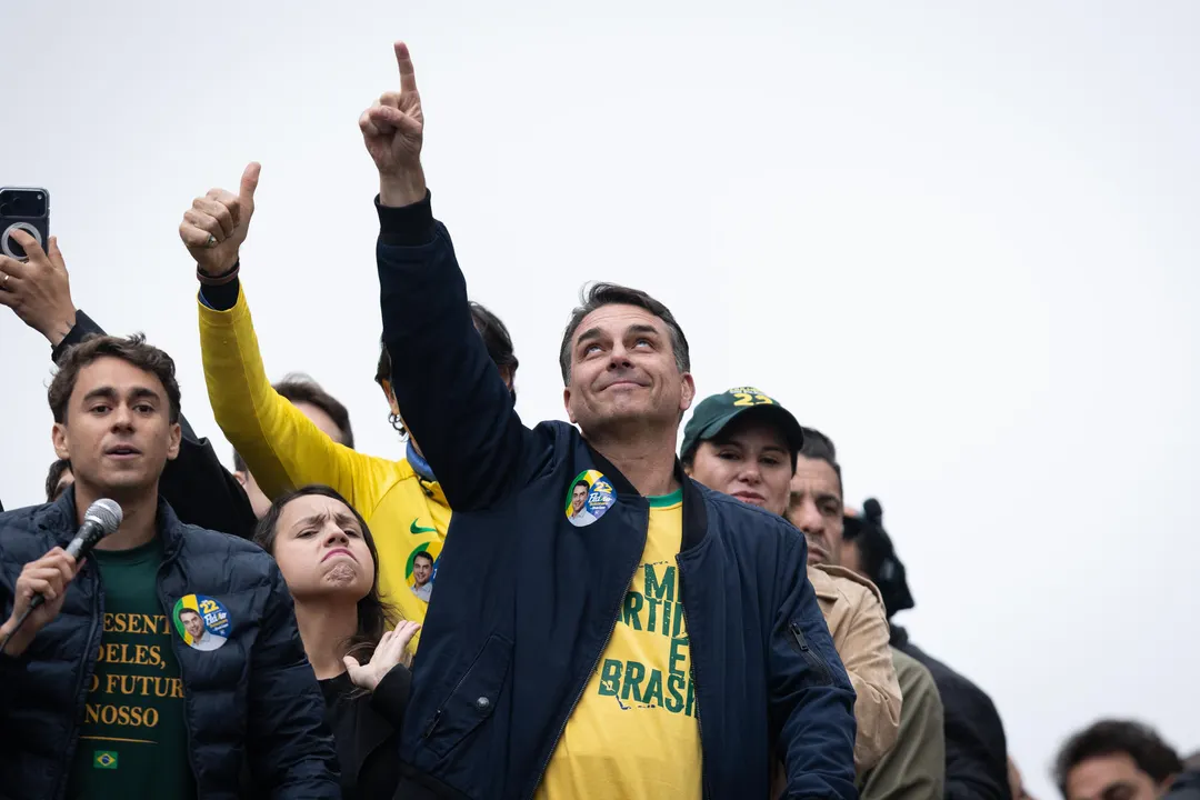 La encuesta de Datafolha ubica a Lula y Flávio Bolsonaro separados por apenas tres puntos en la primera vuelta.
