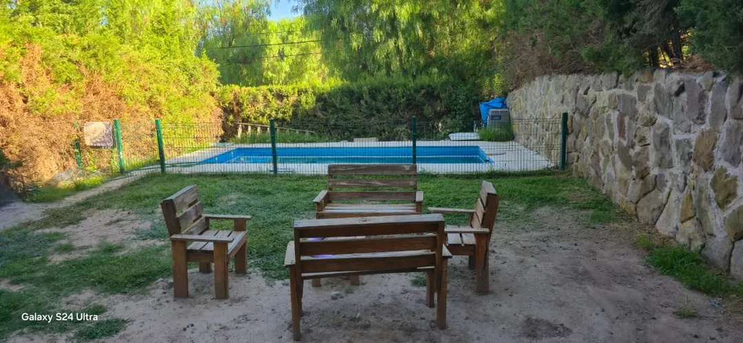 El jardín privado del dúplex que disfrutó Marciano Cantero cuenta con la única piscina autorizada en todo el complejo residencial.