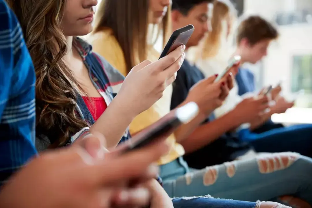 El adolescente necesita salir a buscar a un otro para referenciarse.