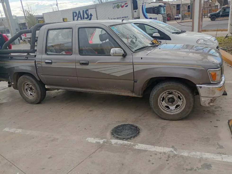 La camioneta en la que se movilizaba el sospechoso detenido. 