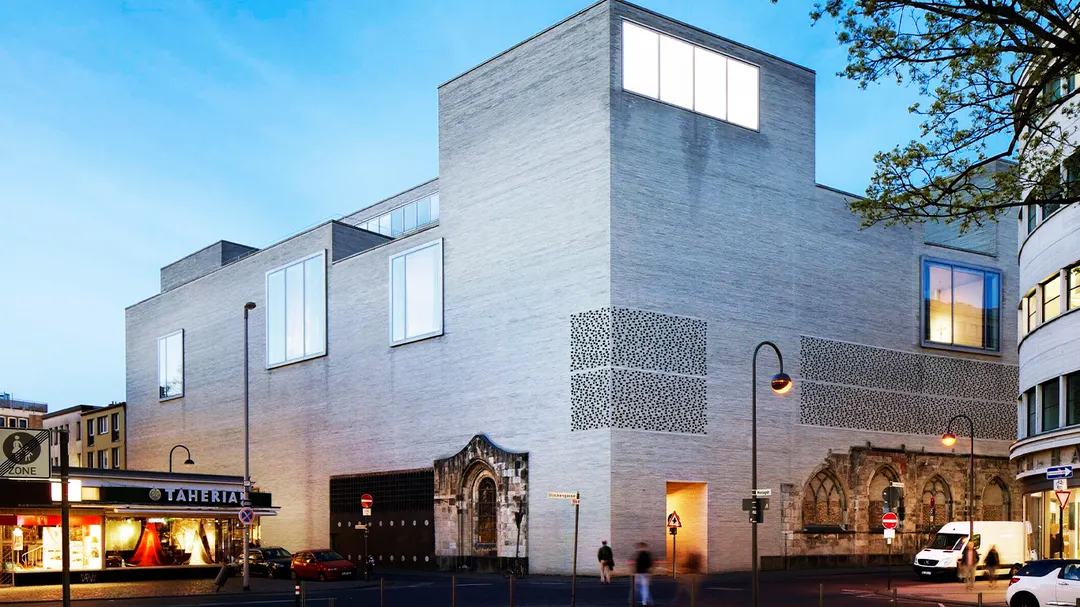 El arquitecto Peter Zumthor diseñó un edificio donde la luz, el silencio y los materiales generan una experiencia arquitectónica única.