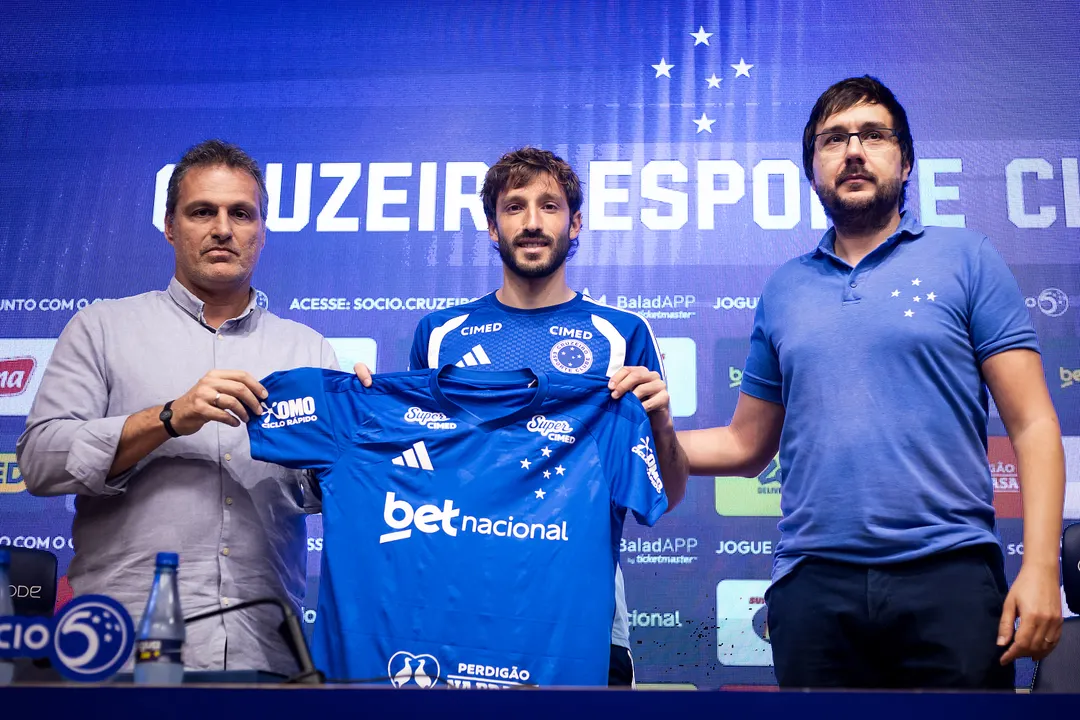 Matías Viña fue presentado como nuevo jugador de Cruzeiro de Belo Horizonte. 
