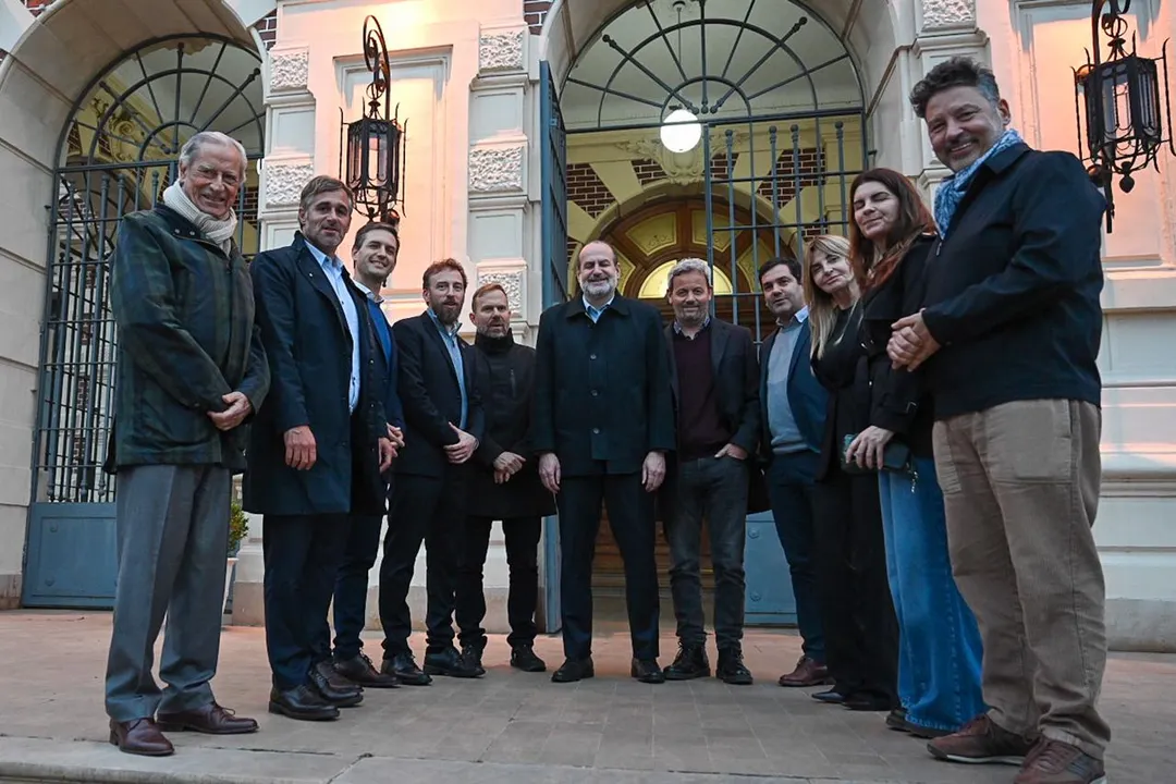 La nueva Liga de Intendentes bonaerenses explora un acuerdo entre Máximo Kirchner y Axel Kicillof. 