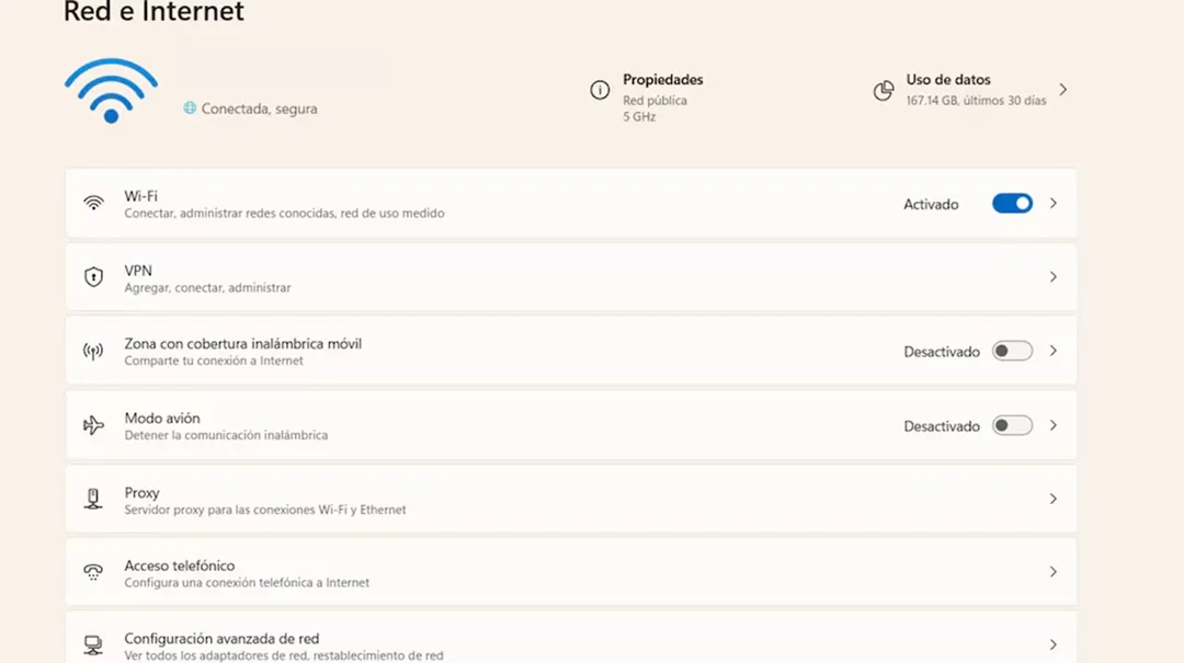 En Windows 10, activá 'Zona con cobertura inalámbrica móvil' y editá SSID, contraseña y banda (2,4/5 GHz).