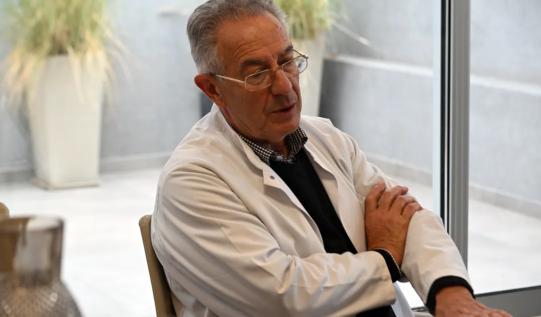 Antonio Martínez, ginecólogo especialista en fertilidad con más de 40 años de trayectoria.   