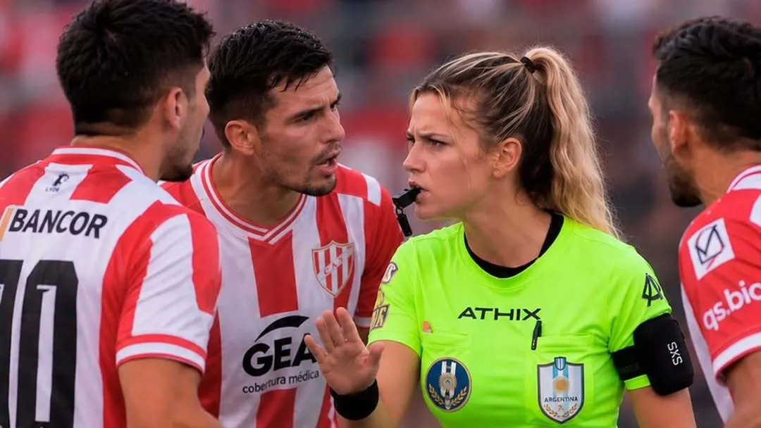 Sofía del Río, la árbitra con IA que es furor en redes.