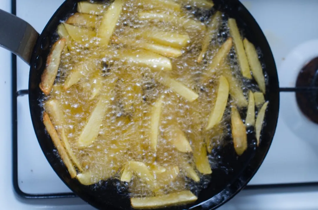 ¿Cómo descartar el aceite para freír sin destruir el ambiente ni tu salud?.