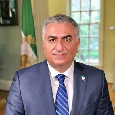El hijo del último sha vive exiliado desde 1979 y vuelve a posicionarse en la crisis que atraviesa Irán.