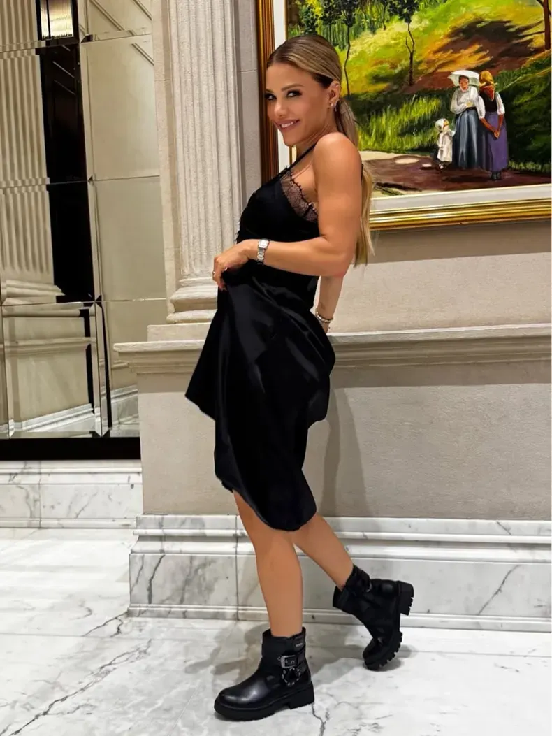 El vestido lencero de Evangelina Anderson.