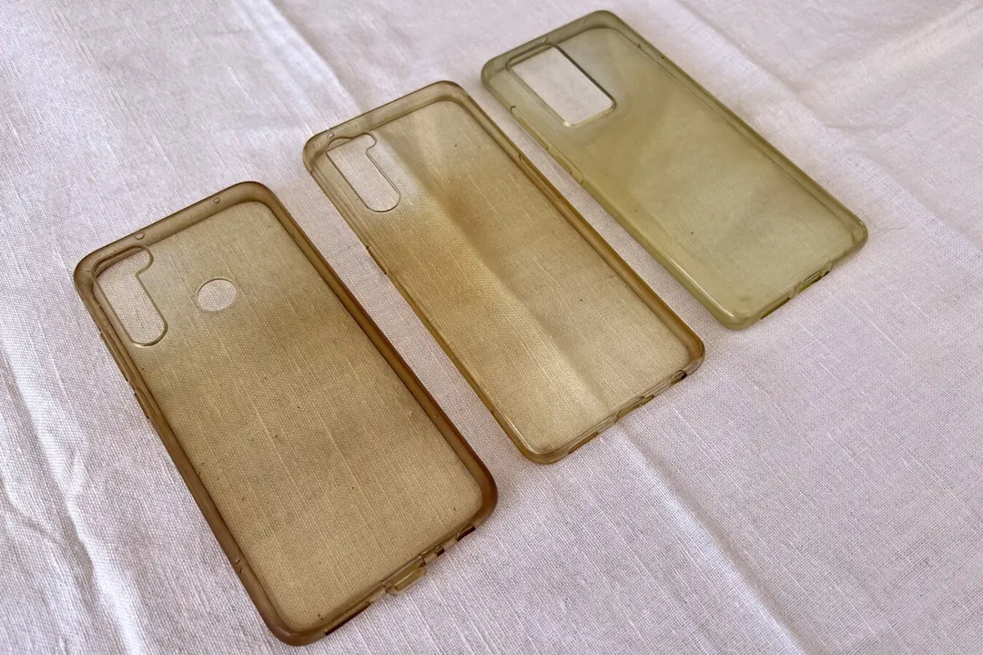 Una funda transparente puede amarillearse por exposición al sol, calor y uso cotidiano.