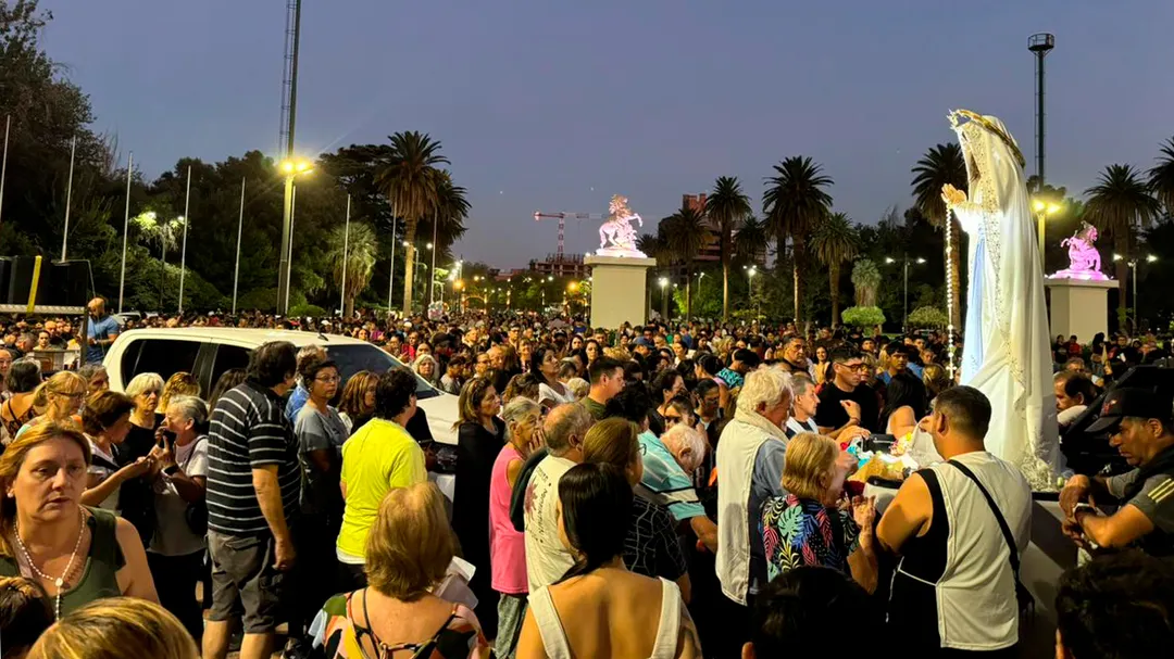 El inicio de la procesión en los portones del Parque San Martín. 