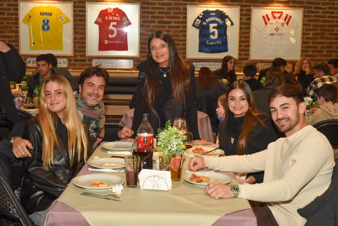 Luna Guerrero, Martin Guerrero, Pilar Godoy, Lara Guerrero y Abel Mera.